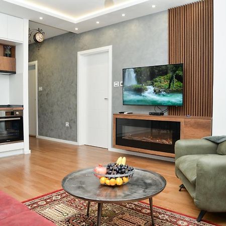 Mirror Apartment With Private Parking Novi Sad Exterior foto