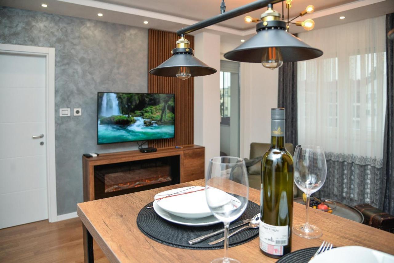 Mirror Apartment With Private Parking Novi Sad Exterior foto