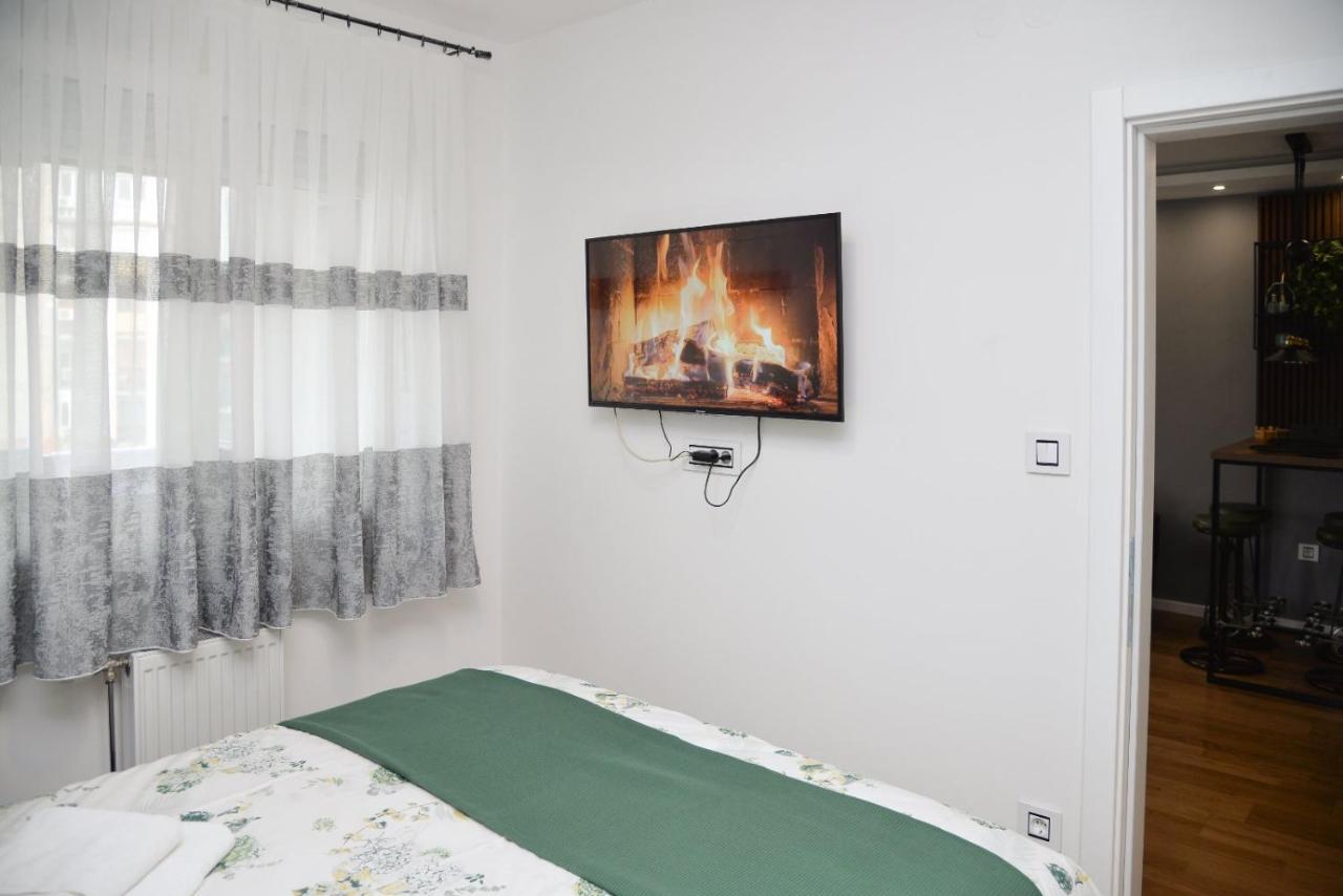 Mirror Apartment With Private Parking Novi Sad Exterior foto